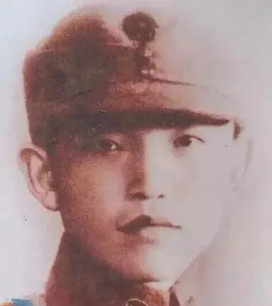 1941年，上高会战正处胶着状态，敢死队长吴尚志一刀割破右手食指，写下七字血书：
