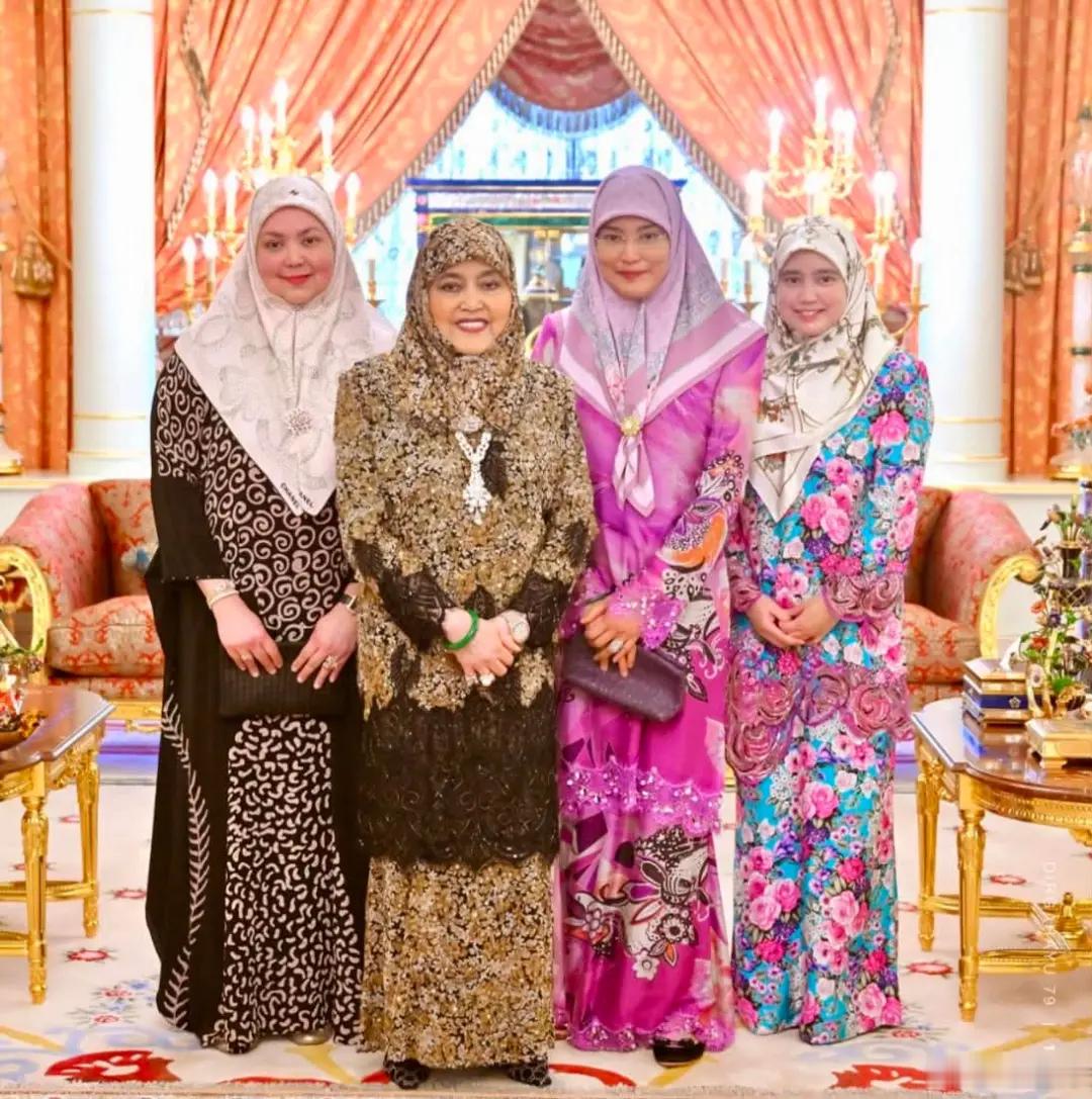 文莱王室 🇧🇳萨勒哈王后和三个女儿，大女儿拉茜达公主、三女儿玛吉达公主、四女