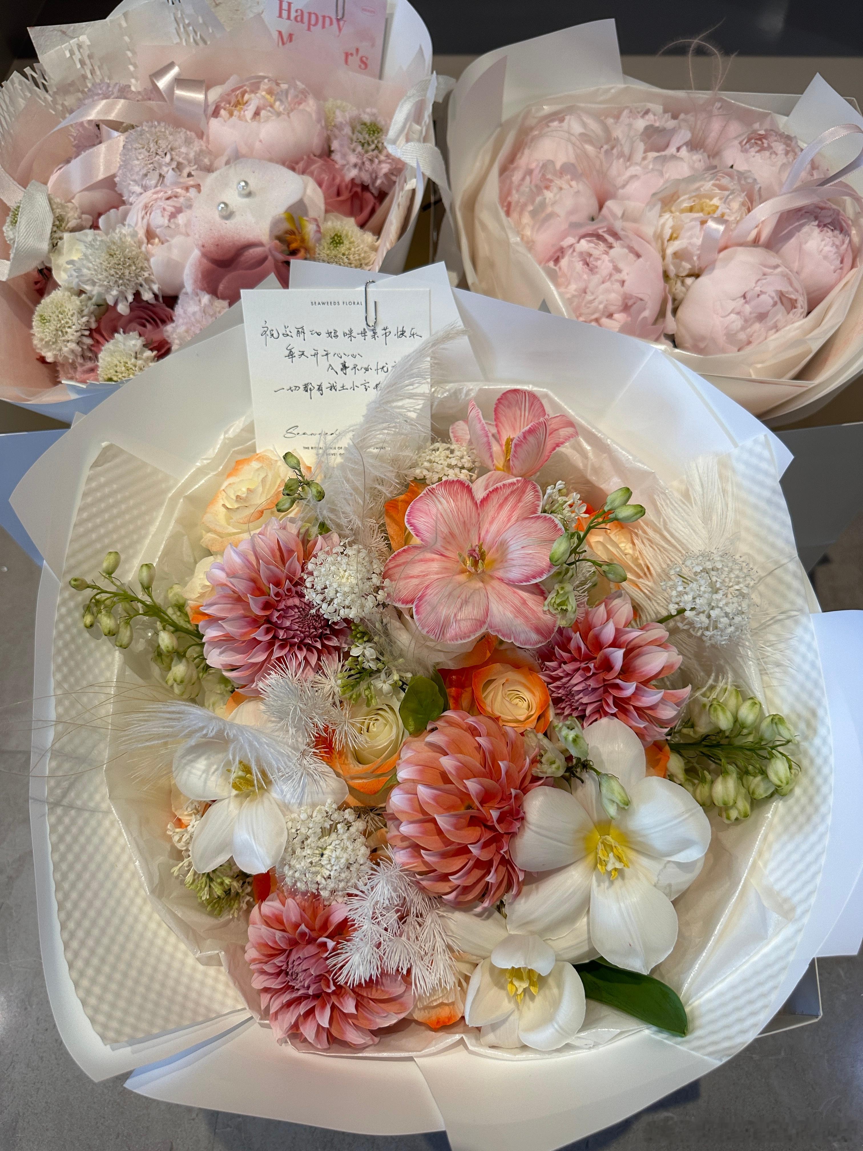 第一次母亲节收到花花 哈哈哈哈哈哈好搞笑还是土小宝送的！好美啊赏心悦目的好开心☺