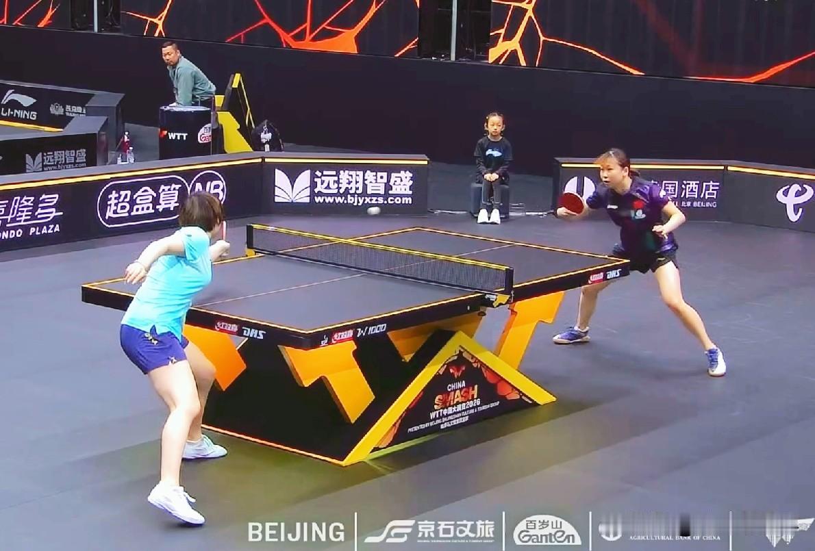 国乒内卷，蒯曼与纵歌曼同场对决！目前蒯曼 2:1 领先！
WTT中国大满贯女单1