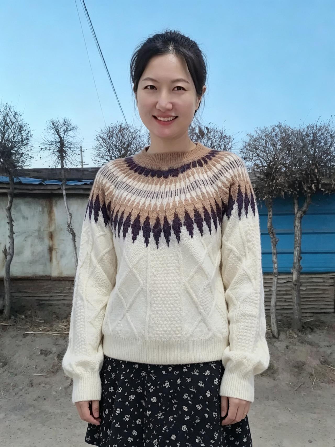 圆领针织春暖装，晴空万里映容光。
嫣然一笑春风意，野地清宁岁月长。