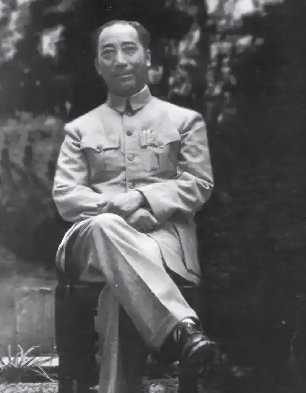 1946年3月30日，南京，岱山。

当地农民爬到山上，看见一架飞机撞在石头上，