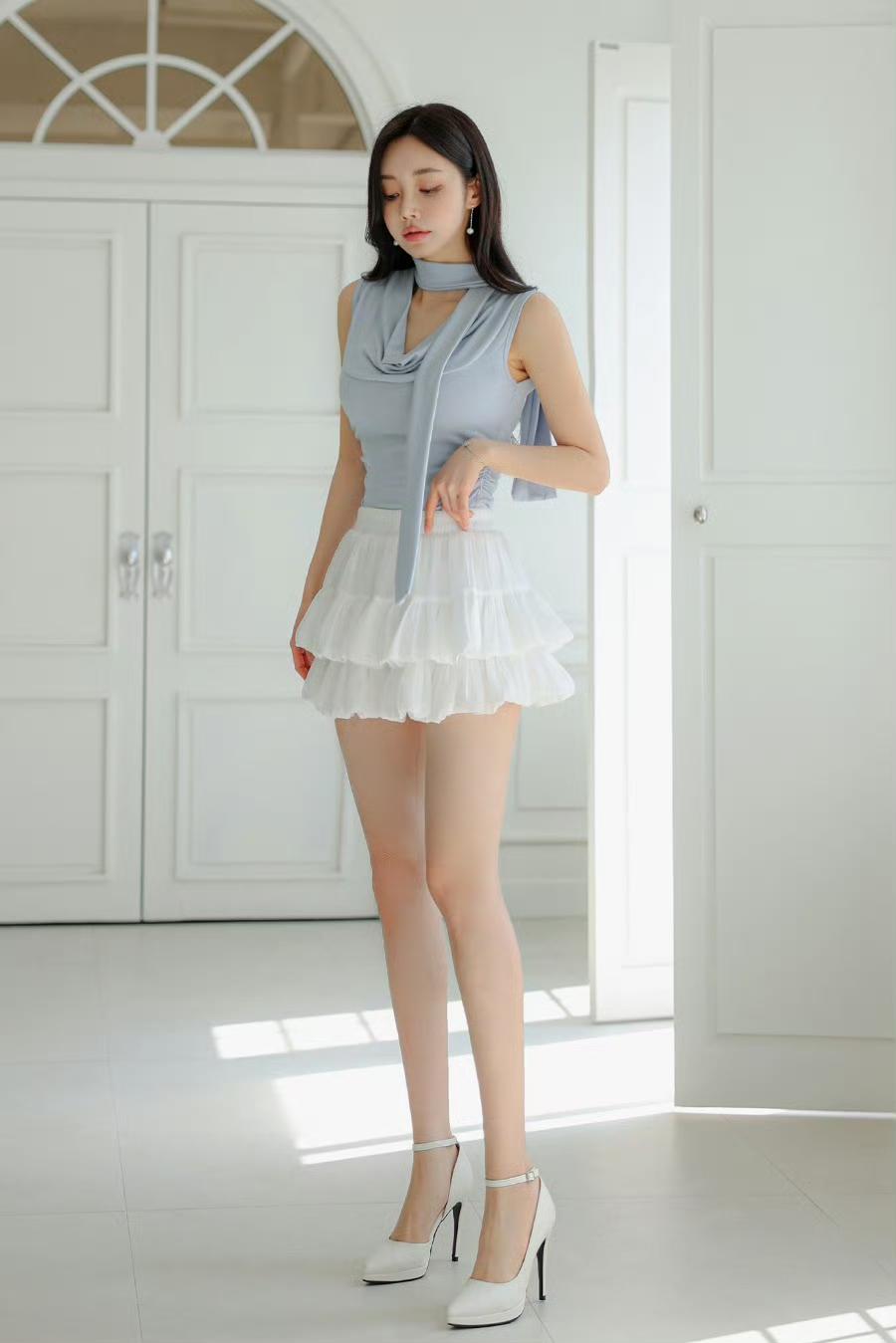 真正的高级感，从来都不是复杂的堆砌。
这件浅灰蓝挂脖飘带上衣，简约的设计里藏满了