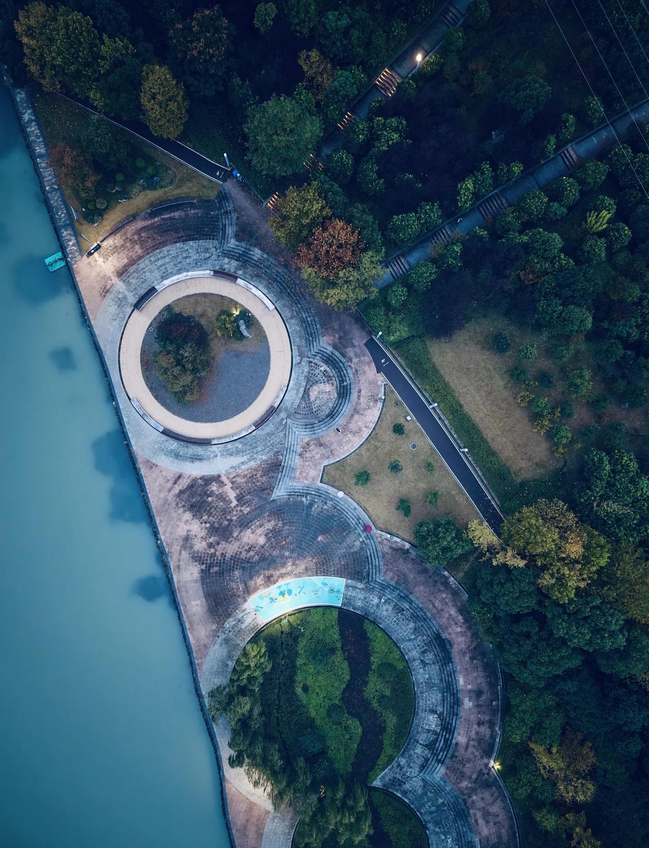 滤镜拉满，DJI 无人机实验
天气实在太糟糕，很努力地拍了3张，拿热情对抗迷雾一