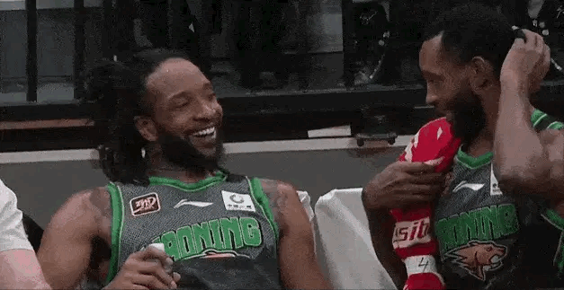 看到小龙赛后的表情真的很难受…多希望还能够看到他这么开心释然的笑啊…辽宁男篮vs