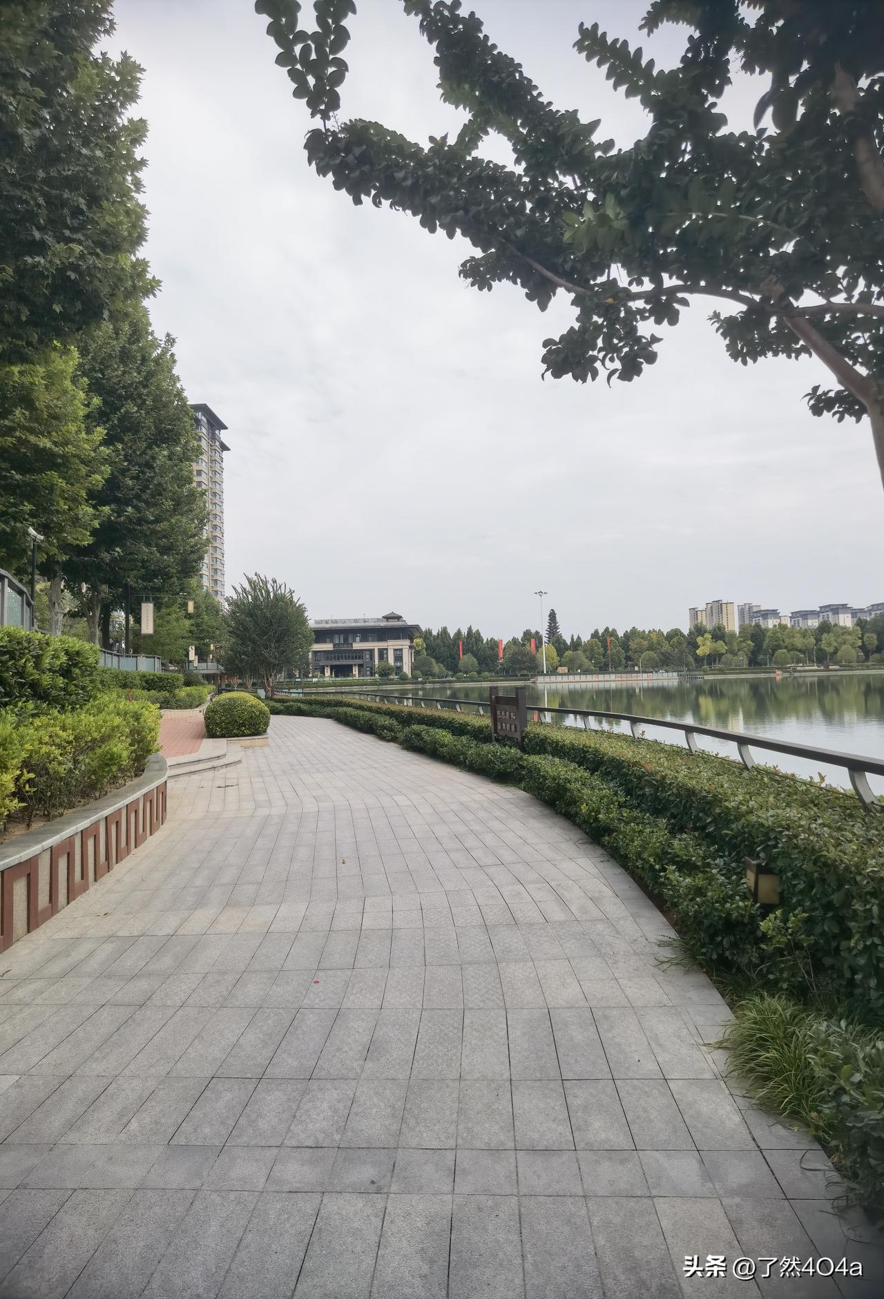 人生对于思考的人来说，是喜剧；对于混日子的人来说，是悲剧；而我们这种真诚在过日子