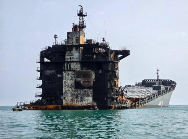 伊朗海军“沙希德·巴赫曼·巴盖里”号航母残骸画面曝光，已经被打中处于半沉状态，水