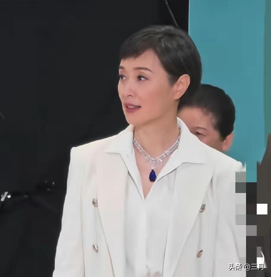 要说今晚白玉兰红毯真正的大赢家，我第一个想到吴越，无关奖杯，单凭一身穿搭就甩开一