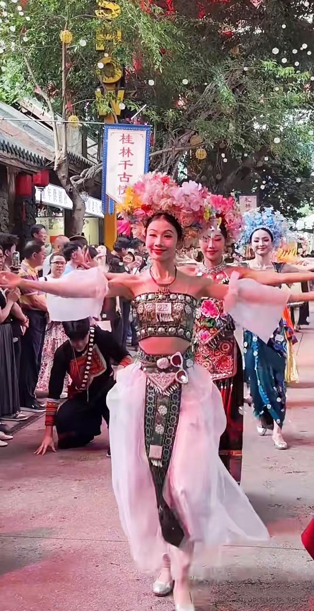 走进桂林千古情，感受少数民族歌舞魅力。桂林千古情街头大巡游，漂亮的舞蹈演员沿街起
