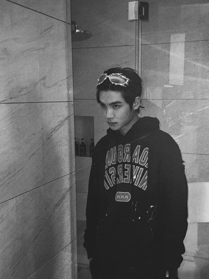 #黄明昊阳台黑白大片##黄明昊墨镜背头#黄明昊的阳台黑白大片别具一格，墨镜背头造