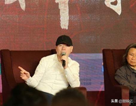 冯小刚近况：为电影《抓特务》票房亏损道歉，妻女远在国外显可怜