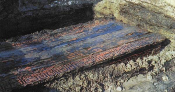 1983年4月，河南省信阳市境内，当地农民在为砖瓦厂取土过程中发现一座古墓。考古