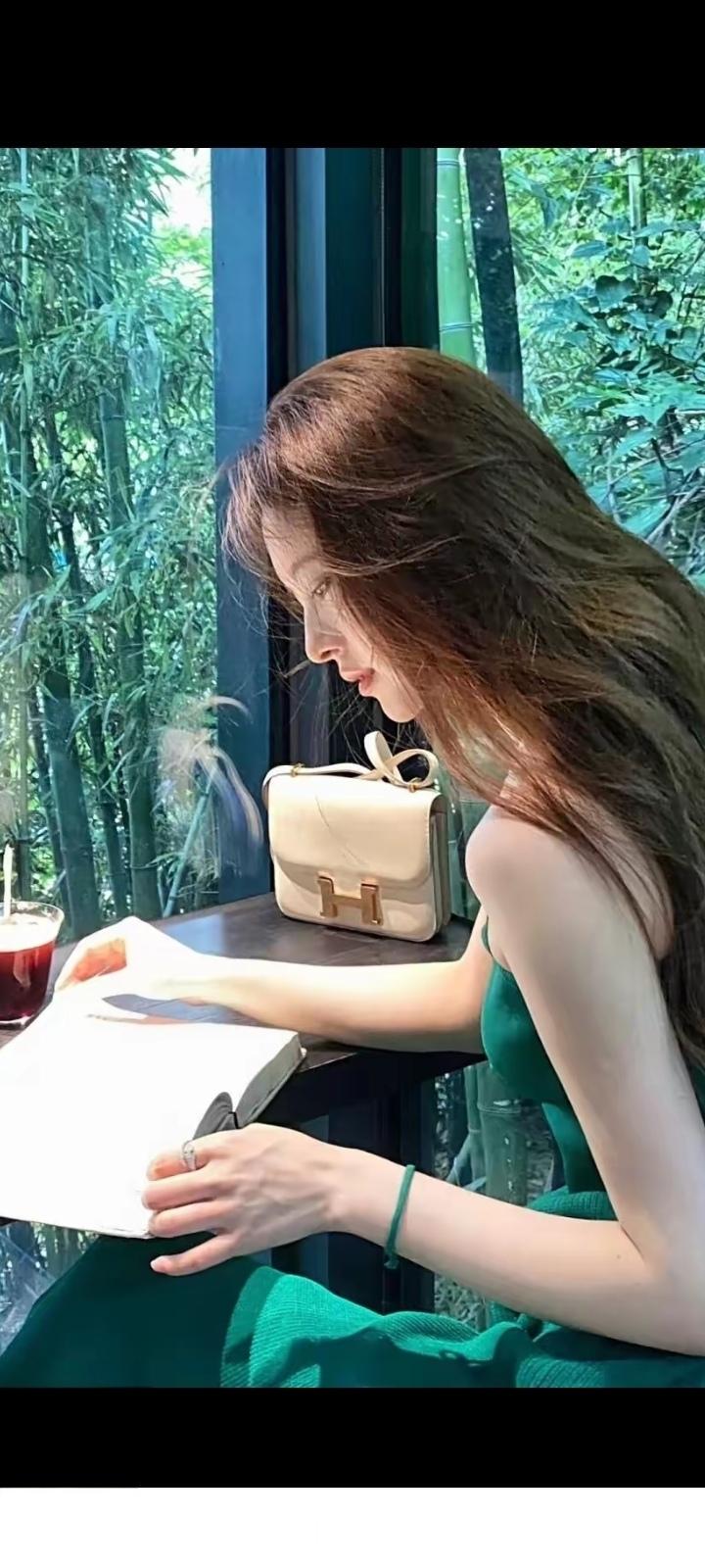 绿衣美人倚窗读，竹影婆娑入画来。
