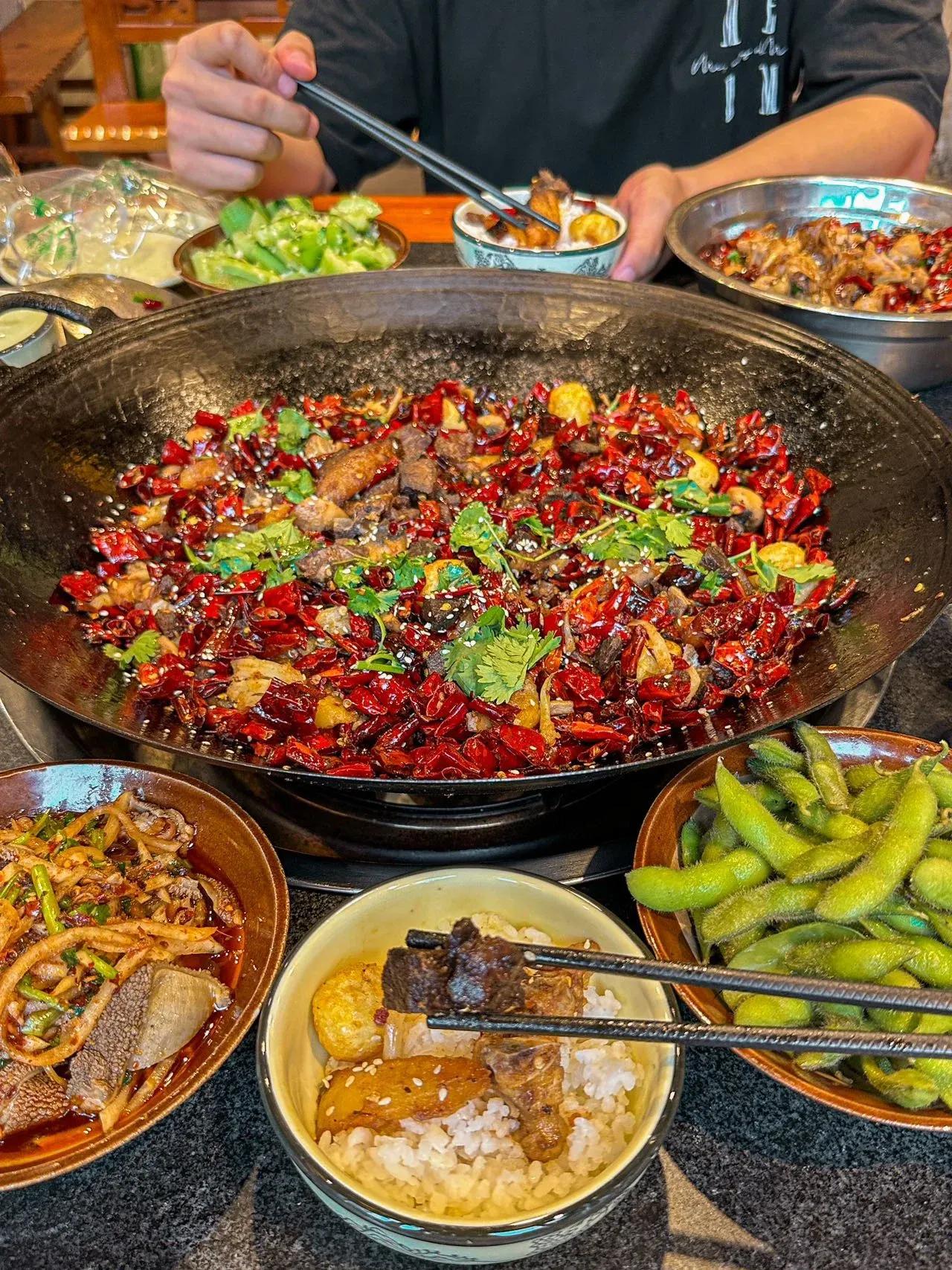唯一的缺点：只有重庆能吃到…


重庆的！重庆的！真的吃了一次就会N刷的一家辣子