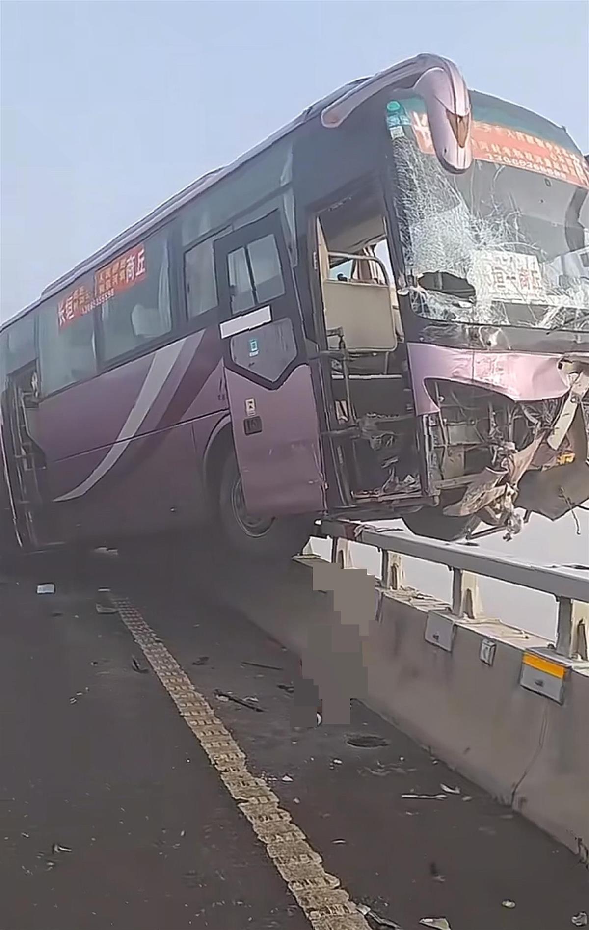 大巴紧急避险冲上护栏车头悬空险坠入黄河，售票员发声：事发上午