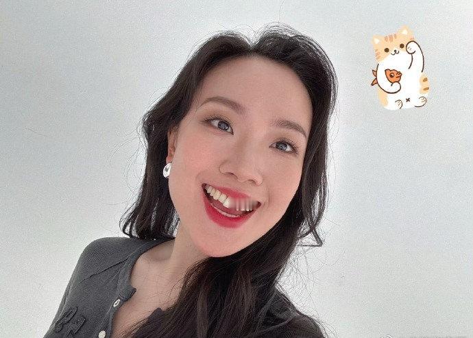 谁看了不说一句苗梦初牛啊，这个嗓音质感听着很舒服，而且舞台气场又强，连那姐都被征