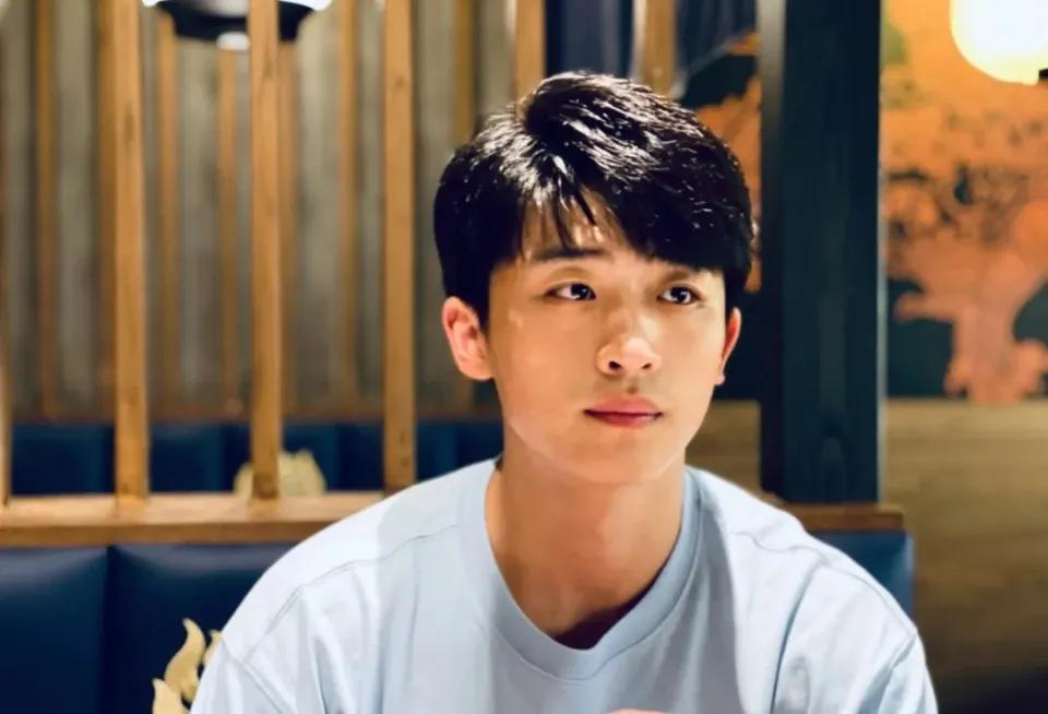 《人世间》里他饰演殷桃剧中的儿子周楠，周楠本是一个很懂事的孩子，可惜在美国被枪杀