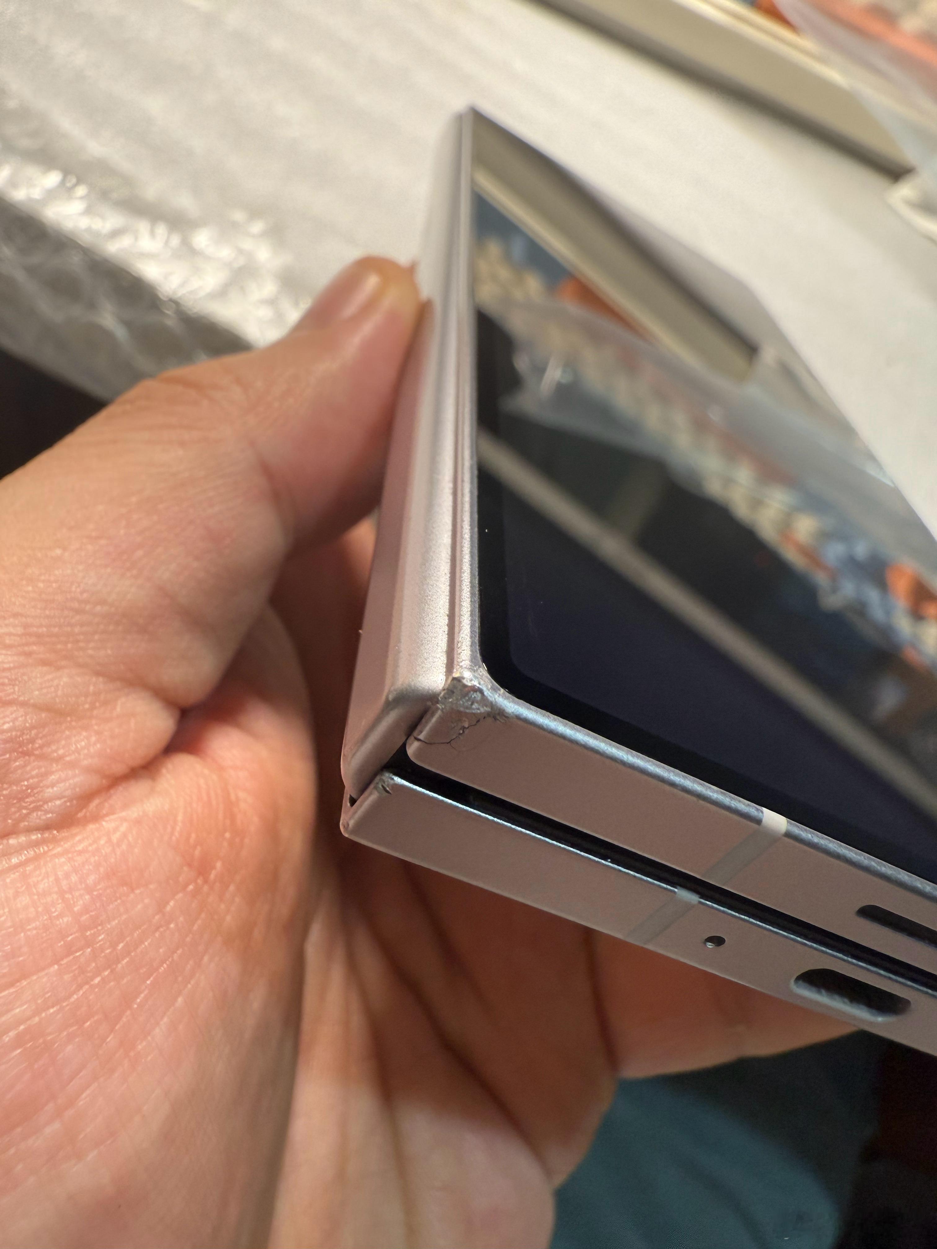 这是今天刹那回收的最靓仔厚厚的Fold6还是TM结实，框都摔断了屏都没事 ​​​