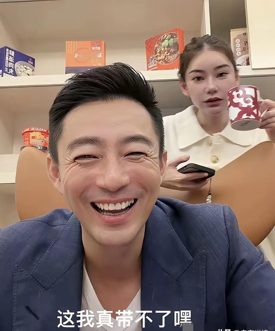 汪小菲回台湾了，直播里笑得挺开心。
马筱梅也跟着露脸，俩人互动很自然。
网友都说