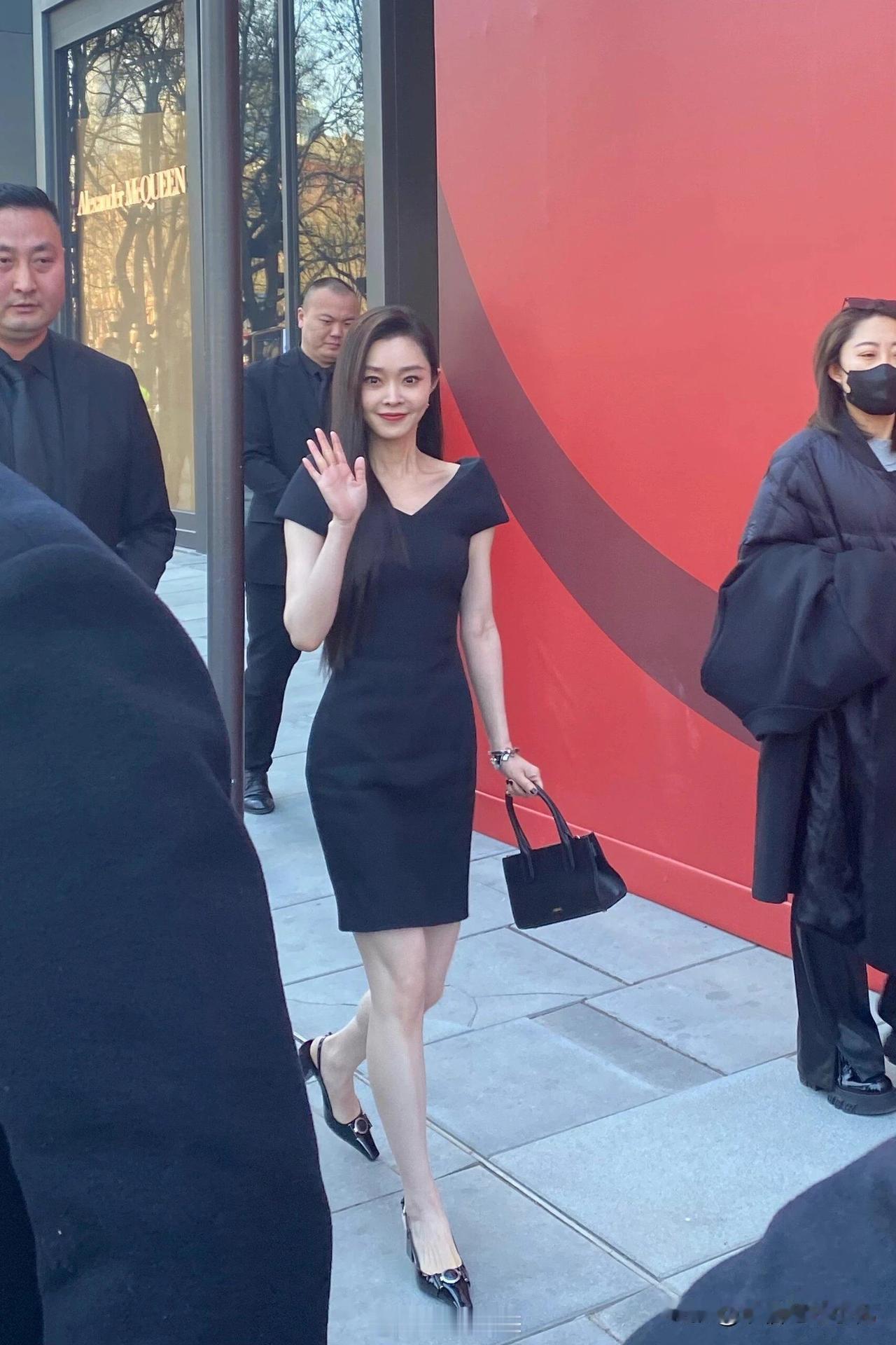 三里屯偶遇！！真人美爆了！

上班出去买东西偶遇宋轶、陈都灵！

真人太好看了啊
