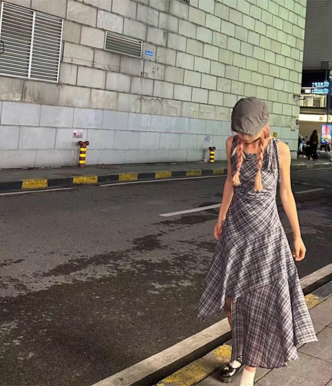 #得物#这种无袖连衣裙真的好出片，得物上看平平无奇，颜色也比较暗，实际上拍照很好