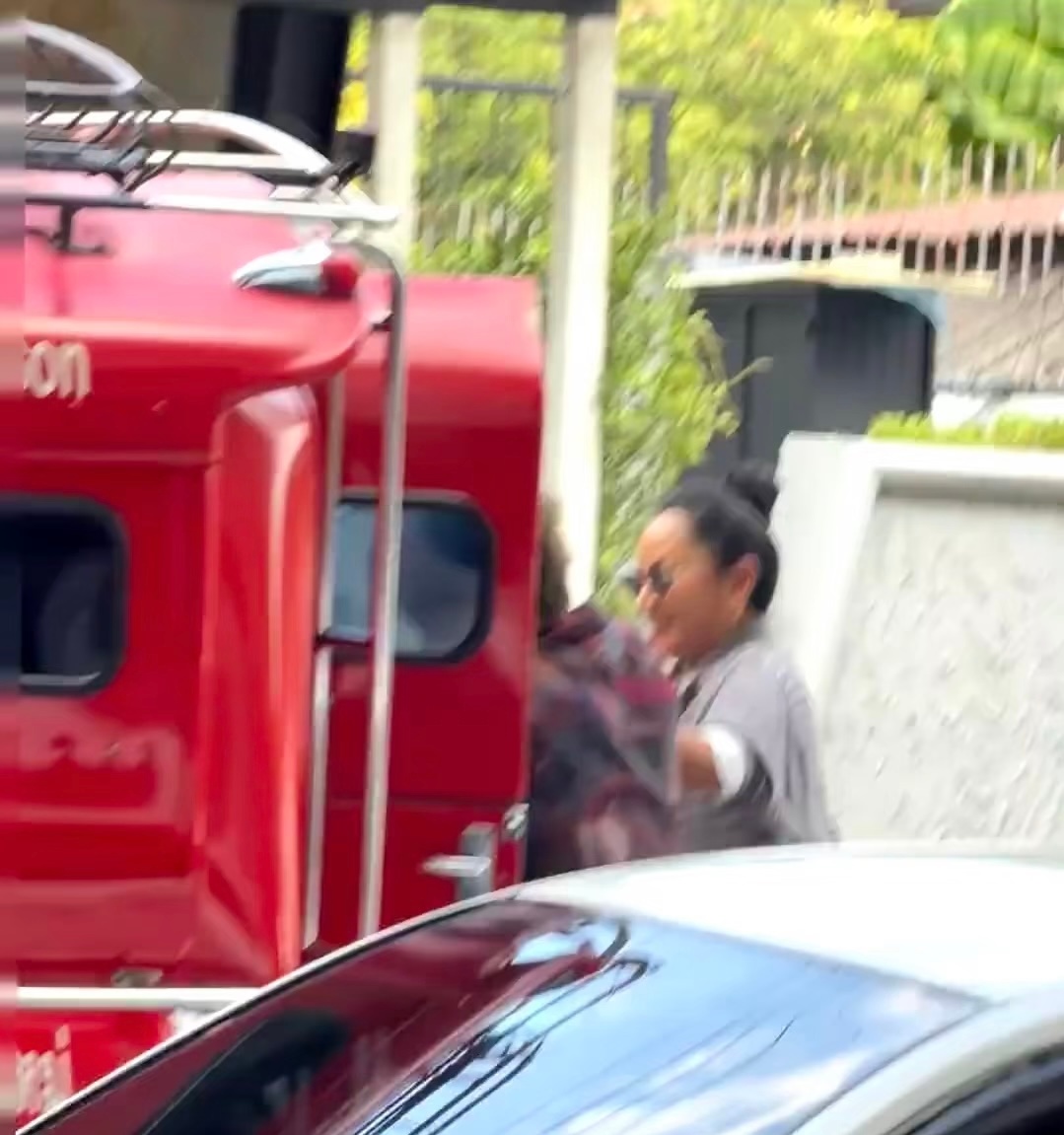 网友清迈偶遇王俊凯瞿颖许昕王俊凯瞿颖许昕清迈录制路透 好神奇的组合 ​​​