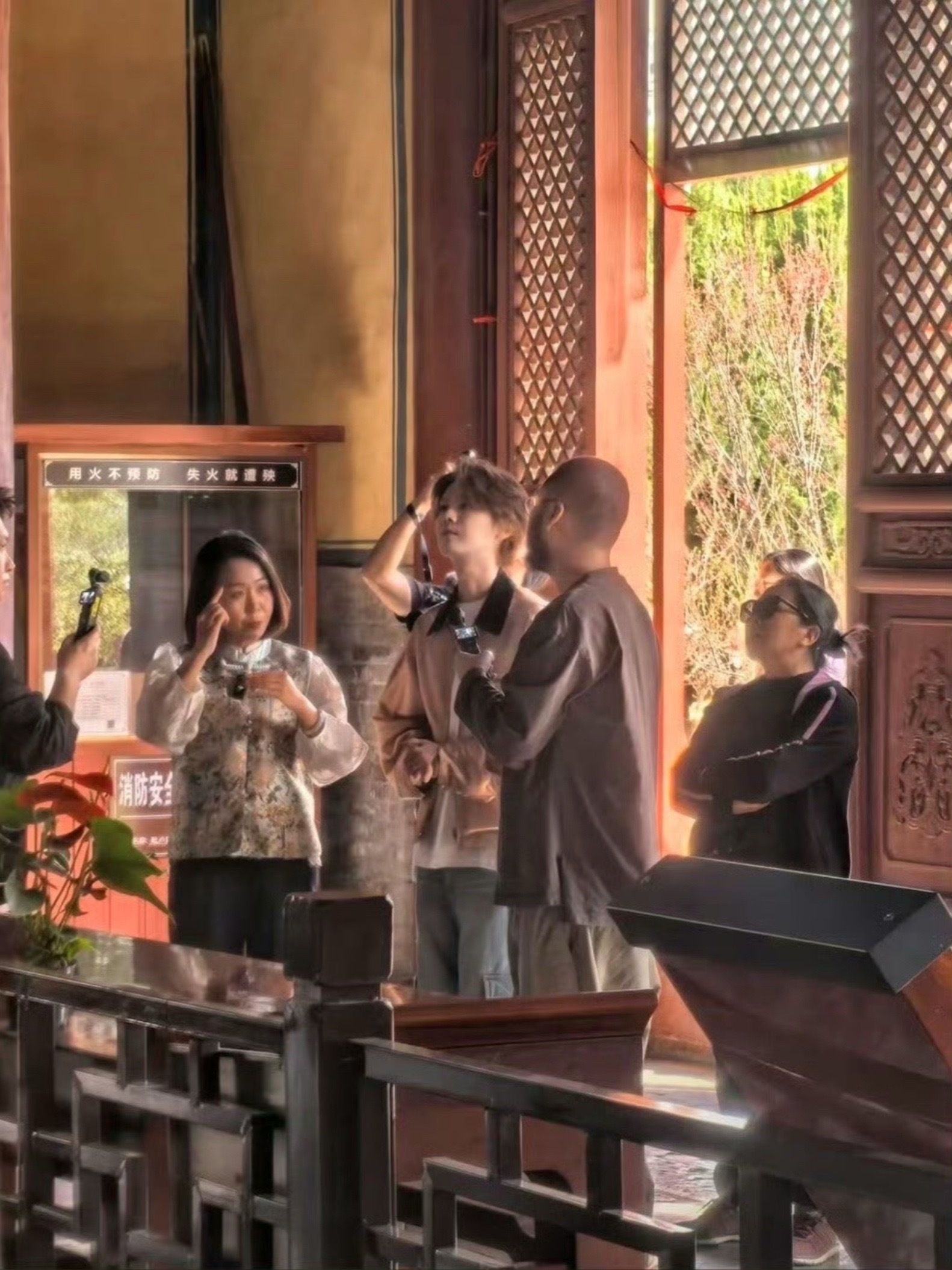 鹿晗和关晓彤都去了寺庙关🪣莲都不要了？鹿晗出来干嘛她就要立马yx同款对吗？事实