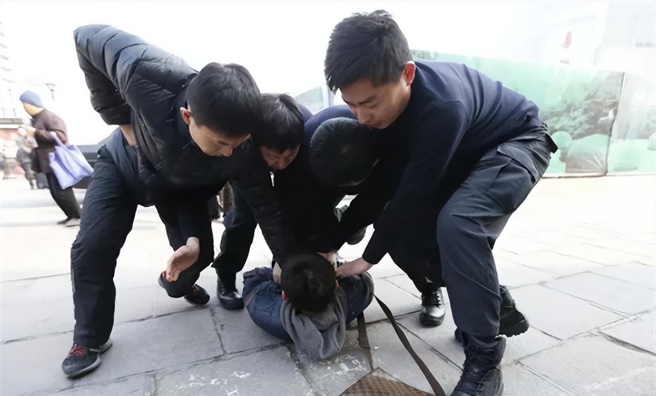 1997年12月25日，石家庄的街道上，一名身高1.80米左右的大汉，被民警牢牢