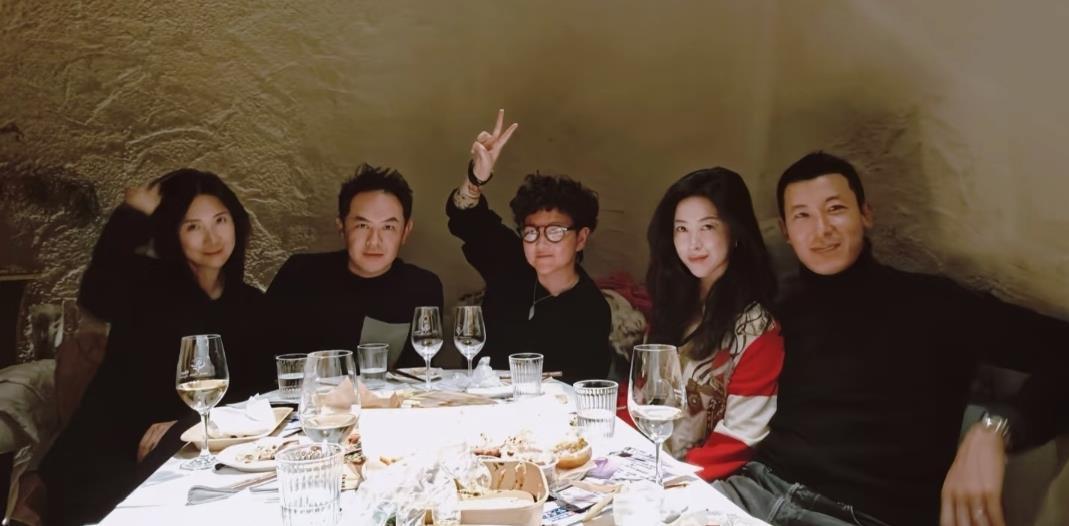 朱珠冬至家宴的照片被晒出来啦！微醺时脸蛋红扑扑的样子，美得像刚出炉的蜜糖，女儿穿