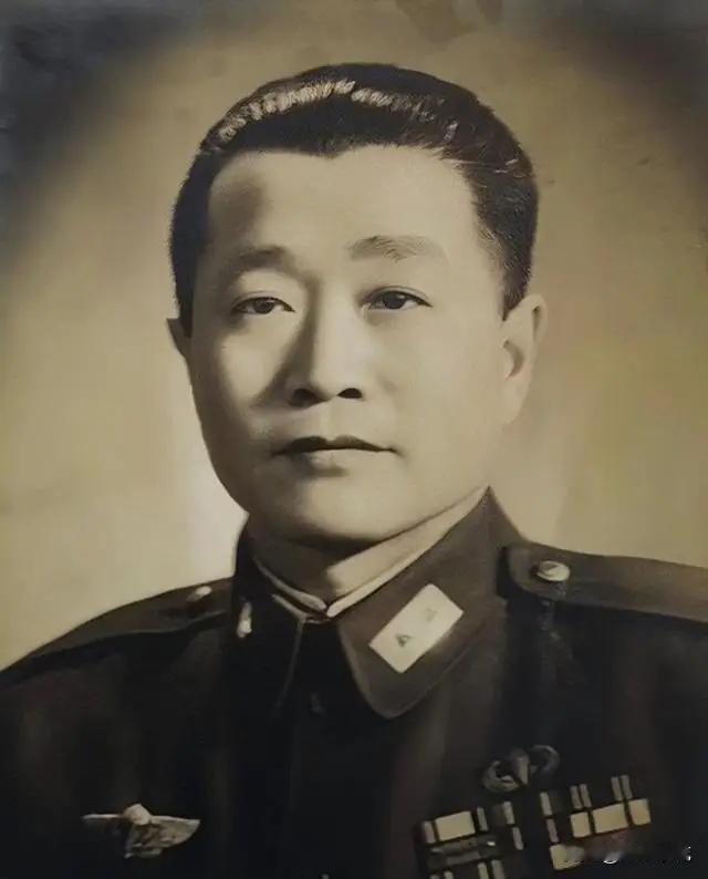 1948年冬，特务夜搜郭汝瑰家：两盘素菜，补丁军装。这寒酸一幕让40岁中将多潜伏