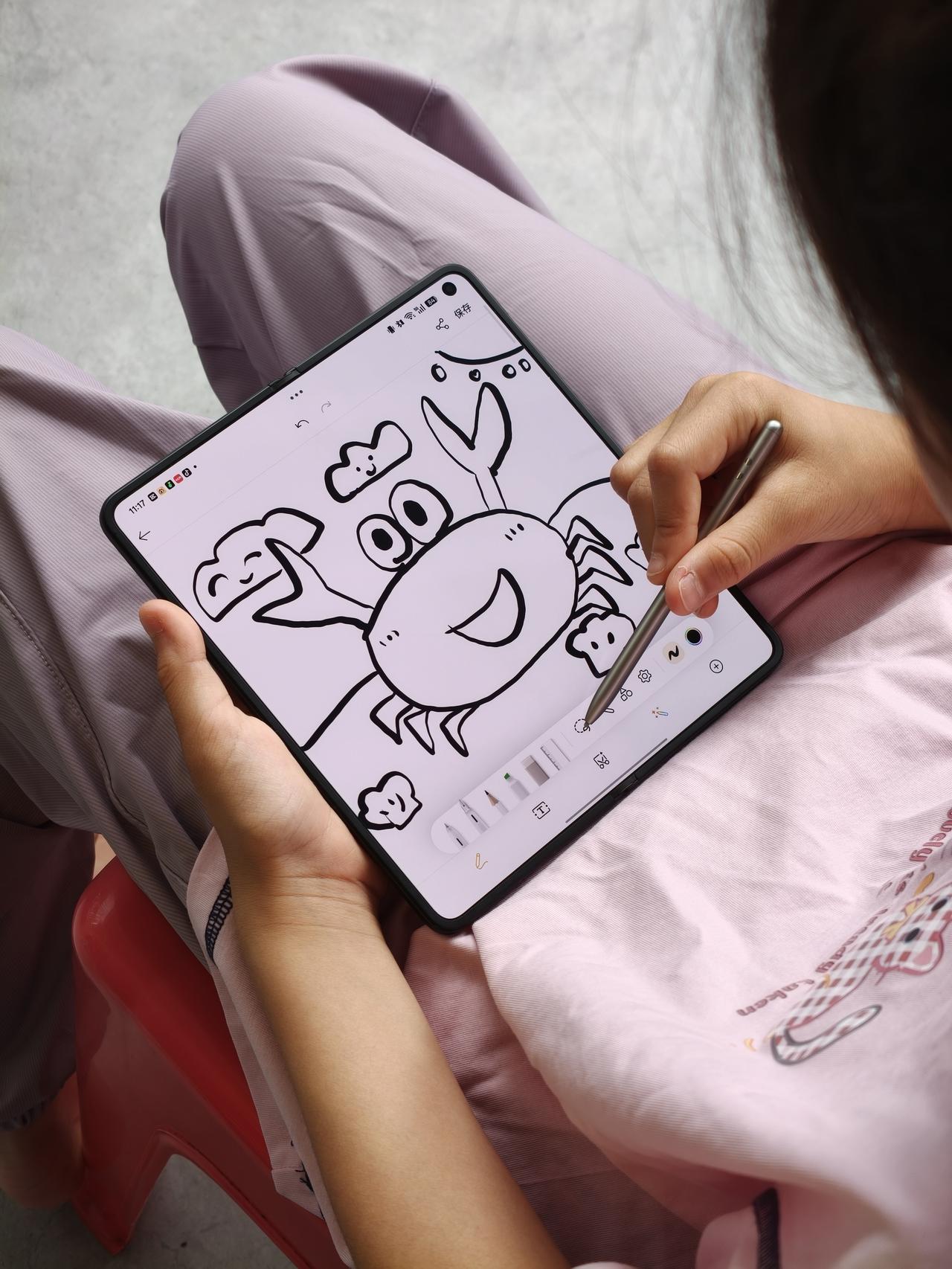 侄女老跟我抢手机玩😂要怎么治？
真的要被我那小侄女打败了！每次回老家，她就像长