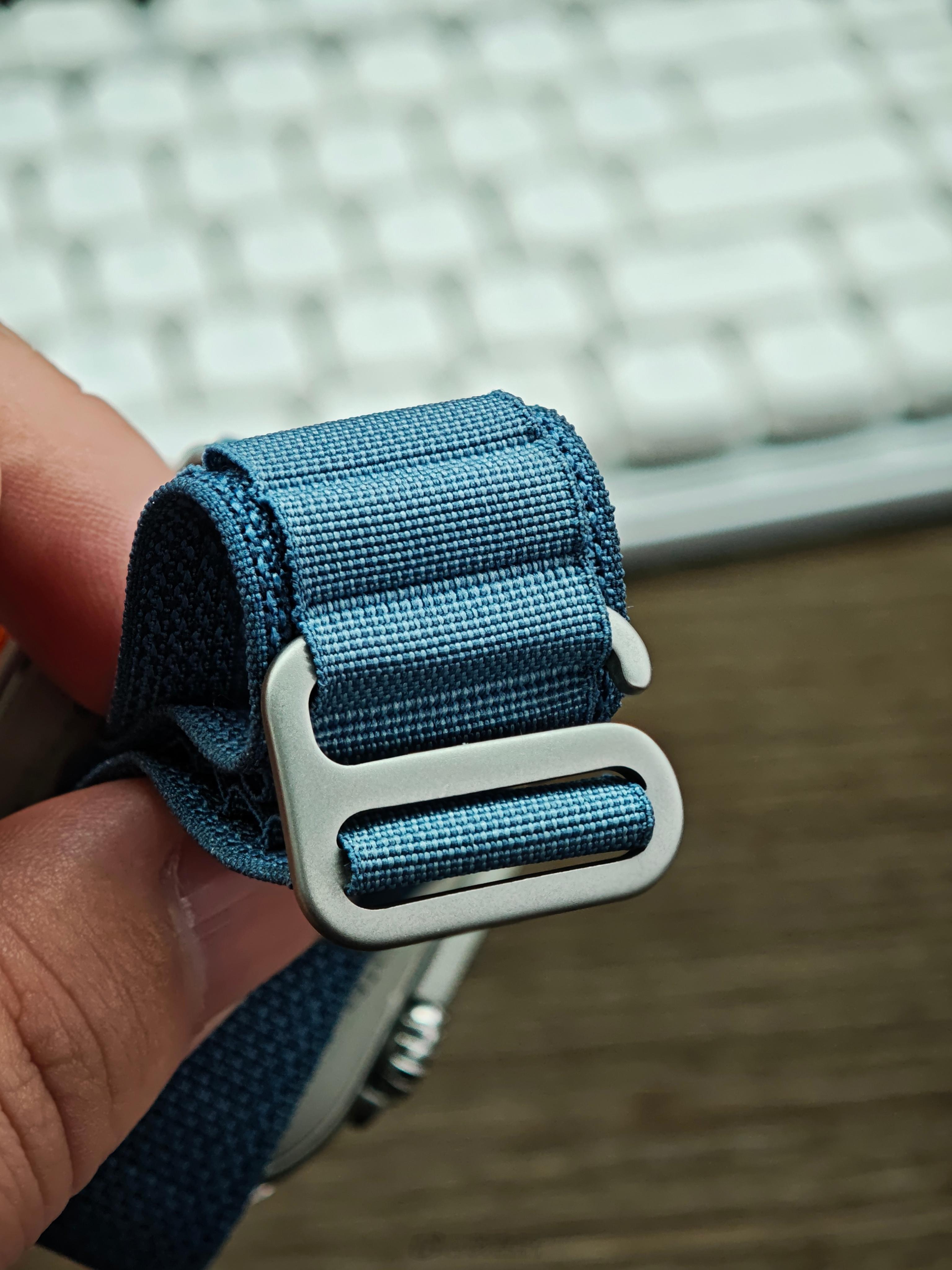 七块钱买了条祖国版浅蓝色高山回环式表带，没想到质感还不错，扣都是金属的