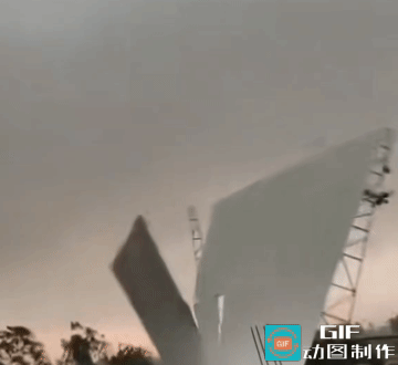 魔幻名场面堪比印度神剧！被卷12米高空竟安然无恙
 
这画面简直离谱到离谱，既像