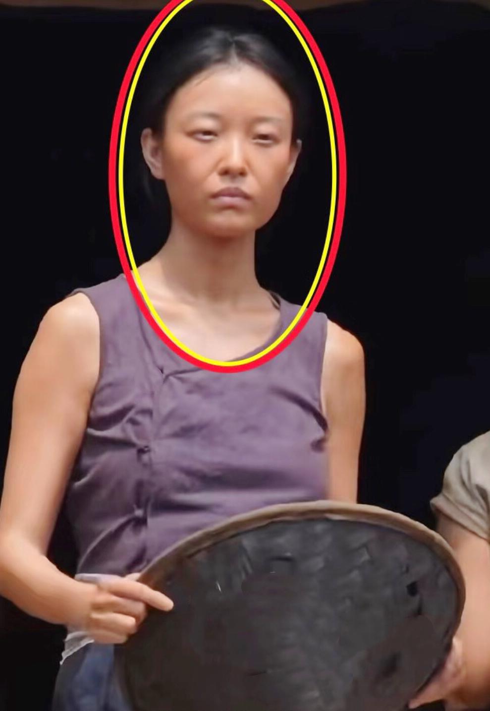 剧情需要，不要丑化，她的自然演技  很棒，妮美人这得遭多大的罪，折腾成这个样子