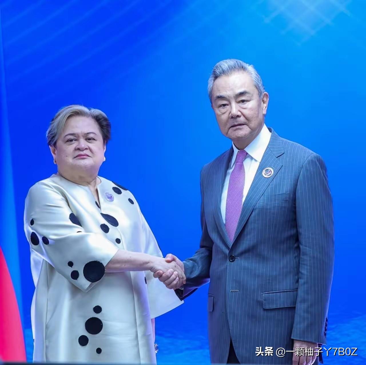 当地时间7月22日，东盟外长会在马尼拉举行，王毅与菲律宾外长拉扎罗开展会晤。会面