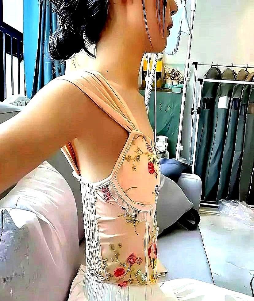 她穿红旗袍过马路，不是图好看，是把“老”字撕了重写。
淘宝妈妈装卖断货，不是因为
