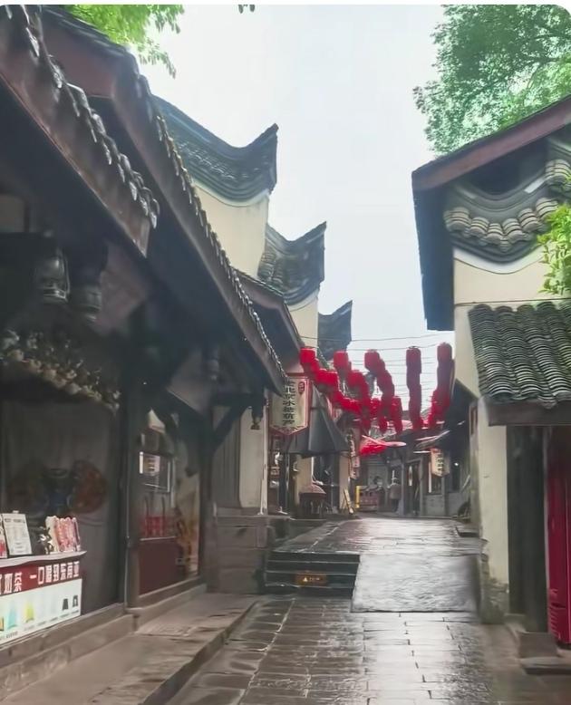 旅行随手拍，邂逅奇妙风景
 
家人们，我正在旅行的路上，一路走走拍拍，捕捉到了好