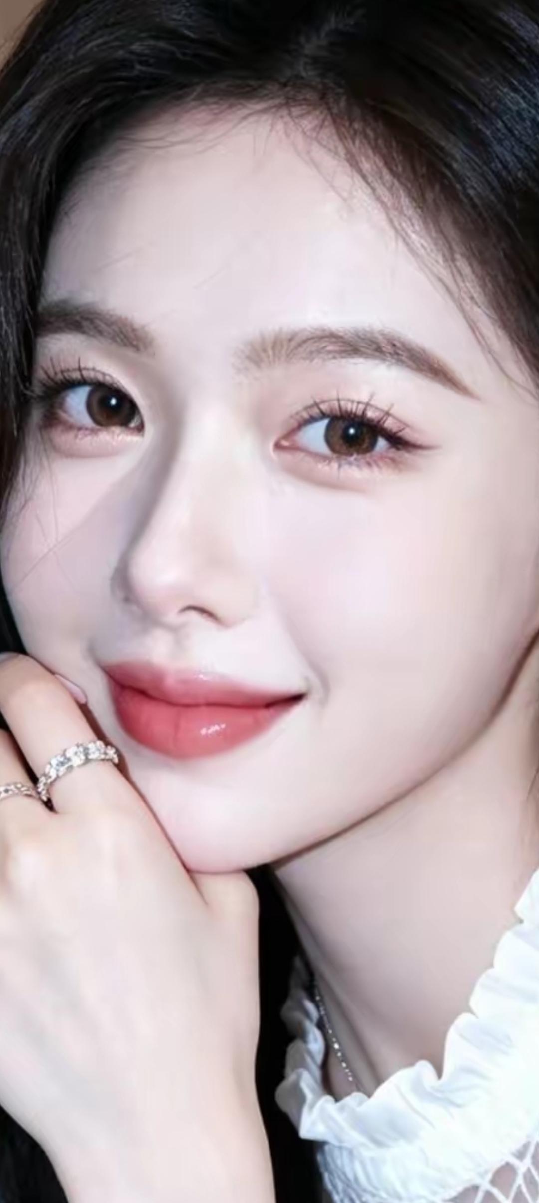 温柔甜美的少女，闪闪发光的戒指，微笑的魅力
