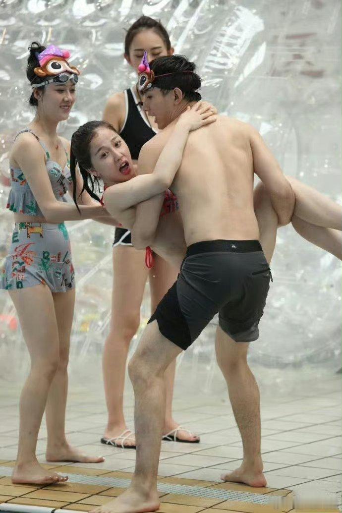 忽然发现虞书欣在早期也是万人宠的人设呢[彩虹屁][彩虹屁][彩虹屁]不过这样和男