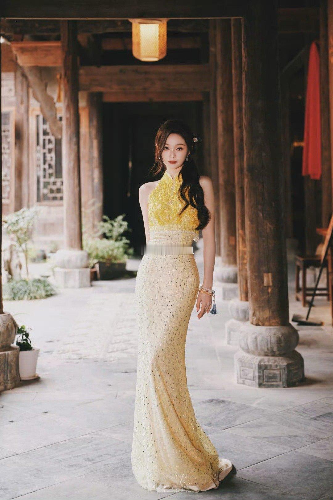 这条淡黄色渐变色的长裙，吴宣仪穿的优雅又温婉，跟平时活泼可爱的宣仪很不一样！这次