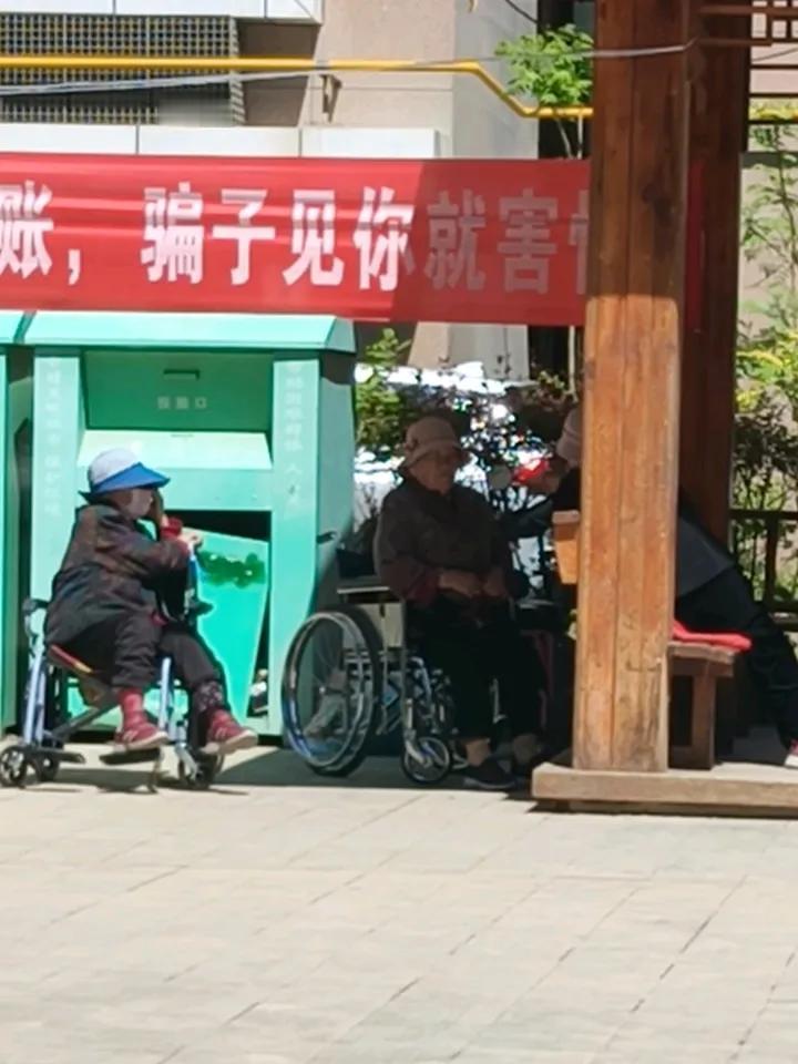 前几天，去南湖广场转圈，看到一群一群中老年妇女，或者再跳民族舞蹈，或者在跳广场舞