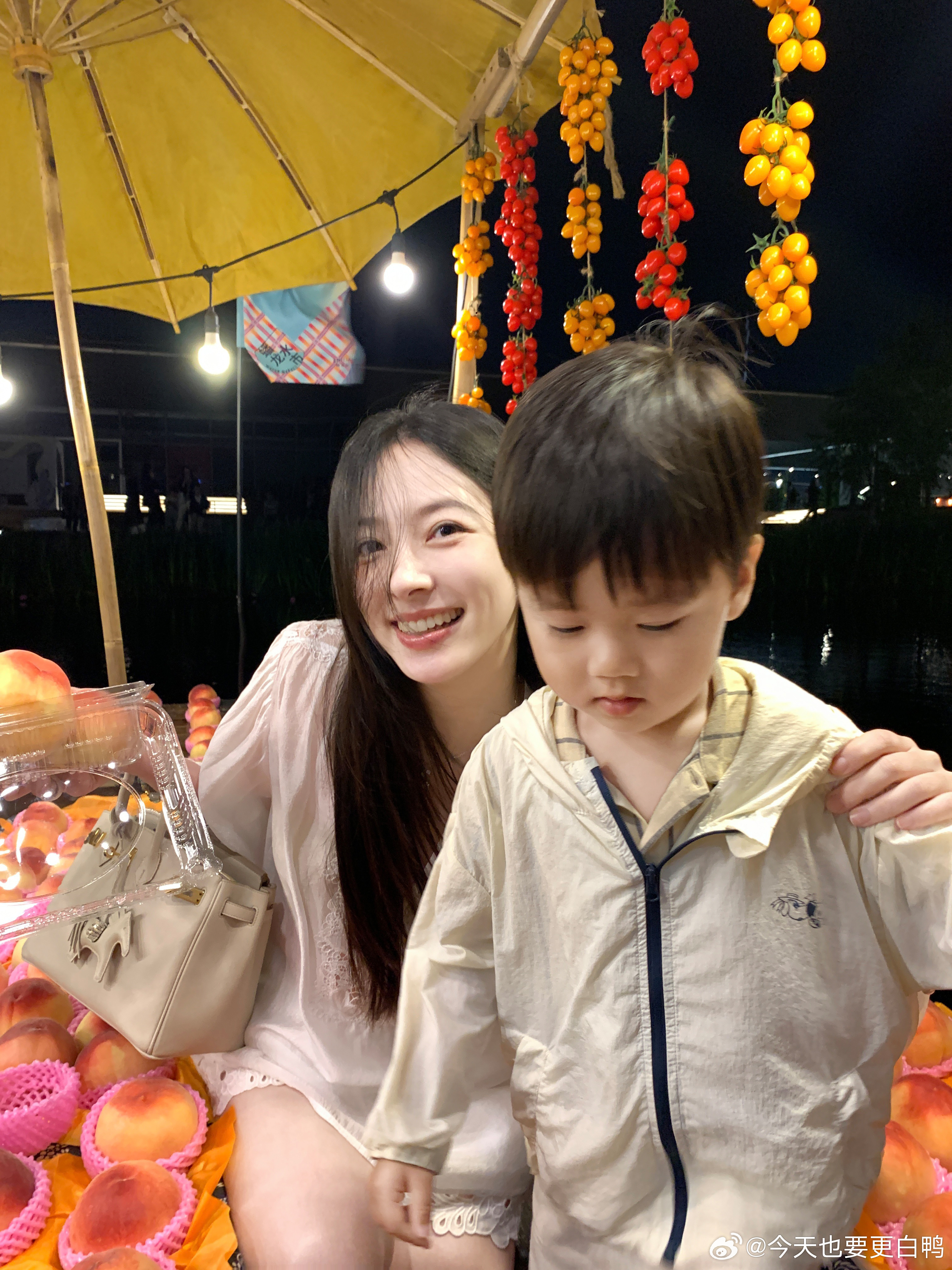 跟着蟠龙老饕和小饕打卡水上集市YoYo的儿子真可爱！！以后可以带开心果弟弟玩啦哈