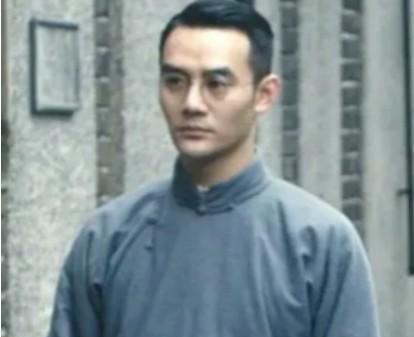 1949年，一地下党发现自己被特务盯梢后，心中猛地一咯噔，就在他无计可施时，无意