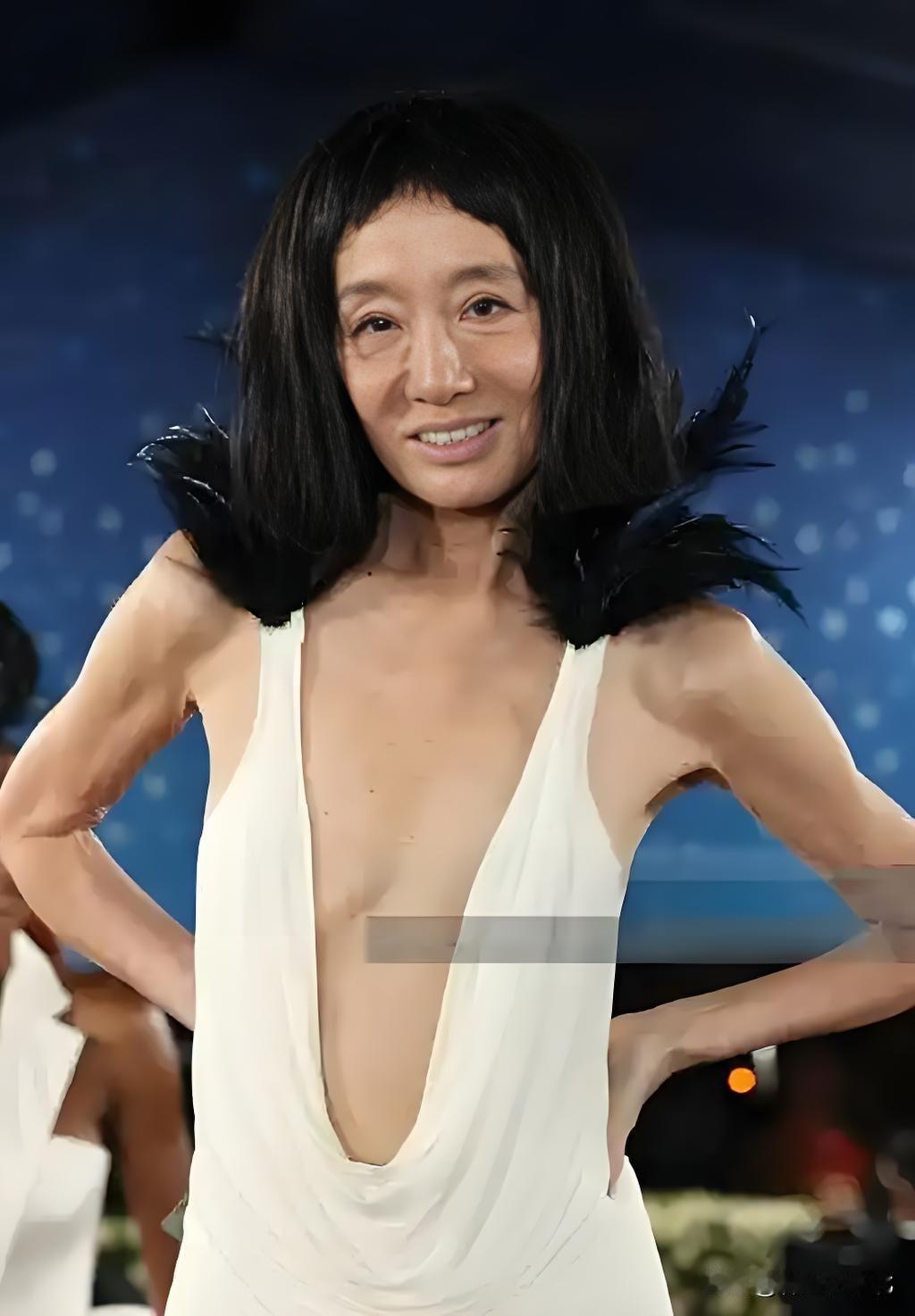 这个演员叫什么名字来着？这身衣服没看出来哪好看？大家认为呢？头牌女演员