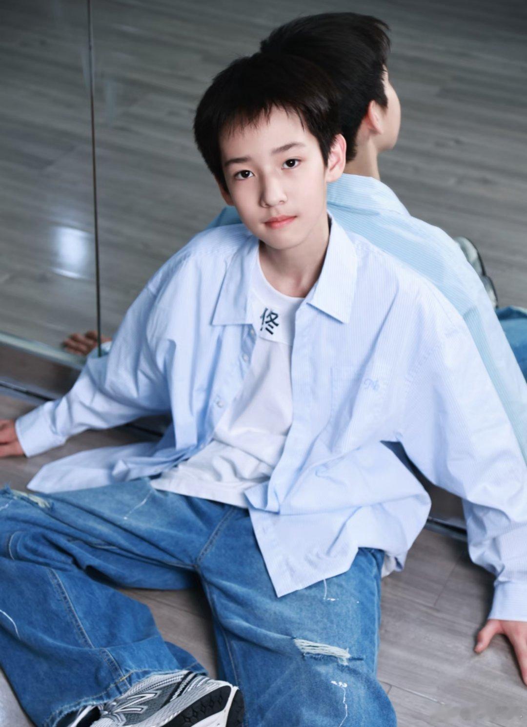 观佟弋照片有感感觉佟弋像那种大门不出二门不迈，在家还不好好吃饭娇滴滴的小姑娘😋