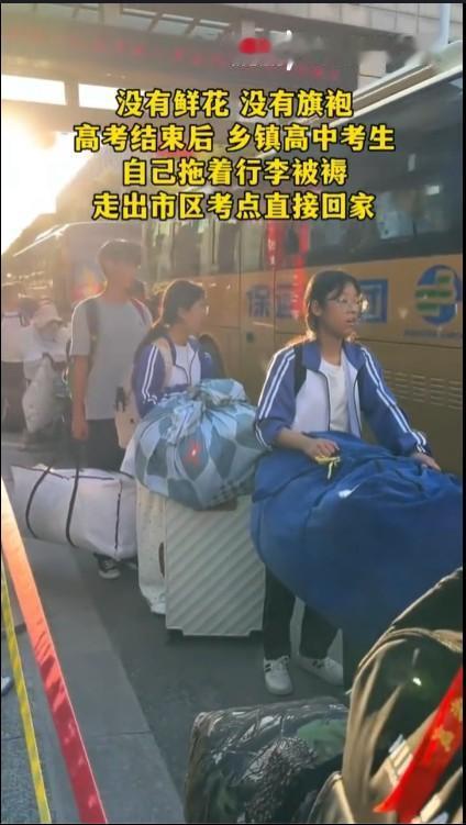回想自己当年参加高考，不要说家长去接送了，连送都没人送。记得当年自己坐公交车到县