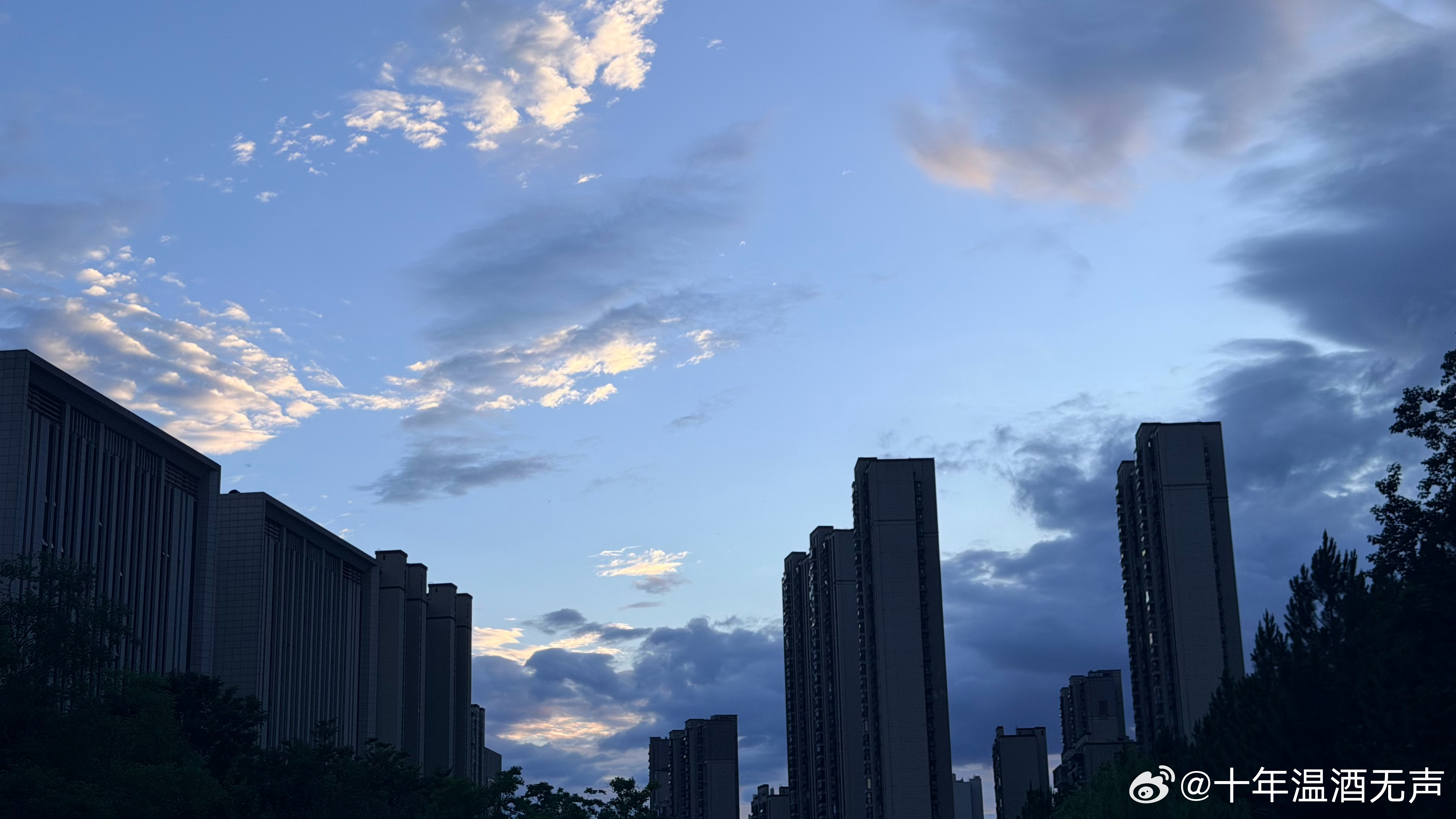台风来临前夕，天空格外蔚蓝透彻。 