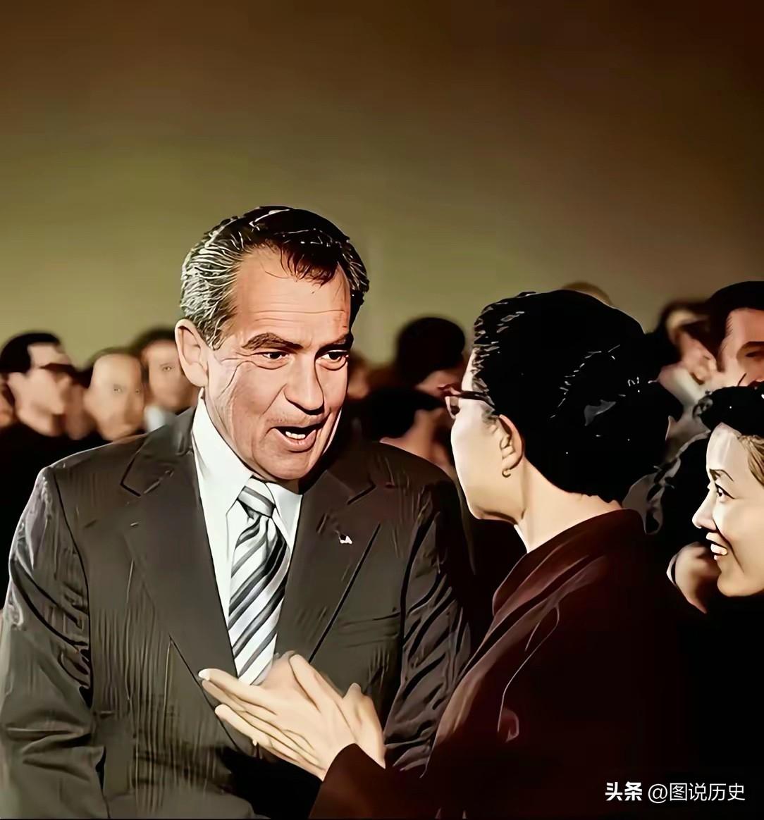 这张珍贵老照片拍摄于1972年2月21日！

这是美国总统在建国后首次访华，这一