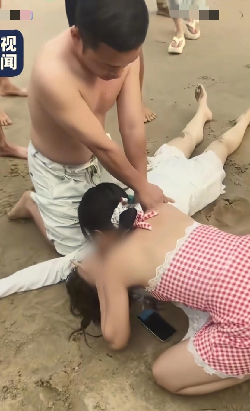 令人感动的一幕出现了！
海南度假的护士夫妻，
在海滩遇到一位溺水昏迷女子，
出于