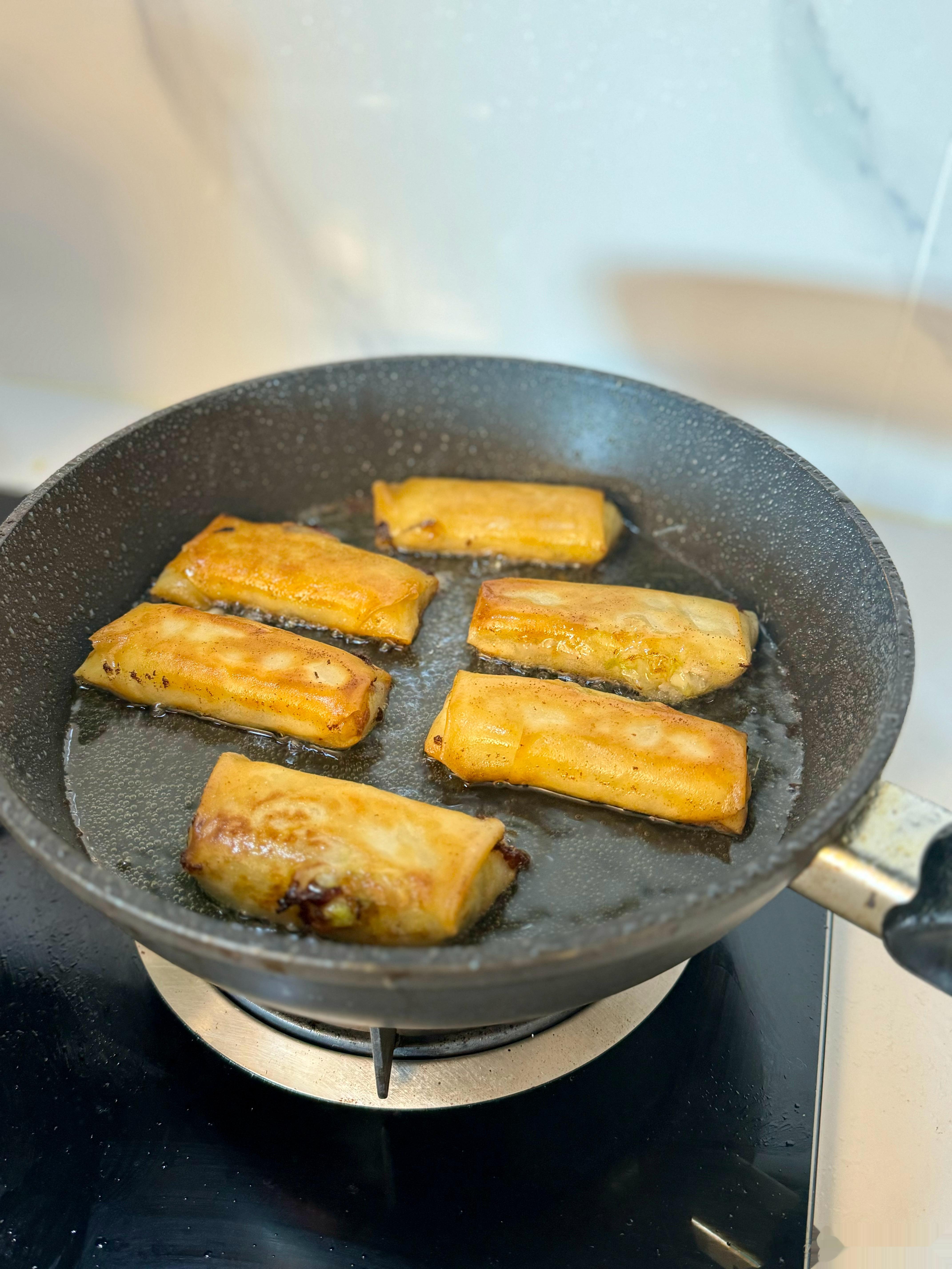 周末愉快！今天中午我们家吃黄芽菜肉丝香菇丝冬笋丝春卷，黄油炒菠菜，白萝卜炖牛尾汤